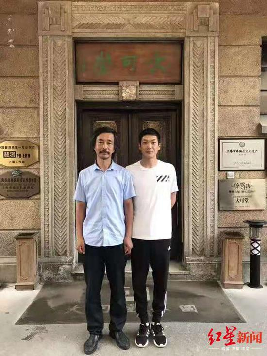  ↑沈巍与干儿子刘小飞 图据受访者