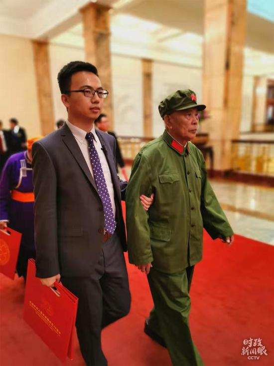 △招待会结束后，“共和国勋章”获得者李延年走出宴会厅。（央视记者王晓东拍摄）