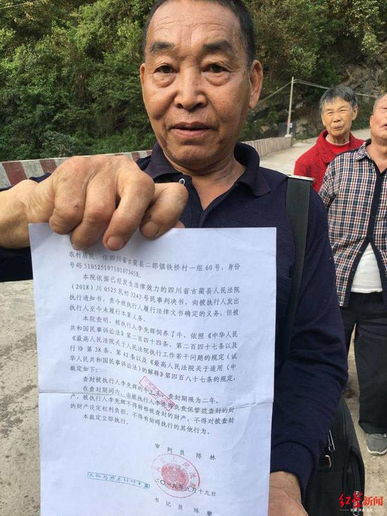  李先辉家的三头牛被法院查封。