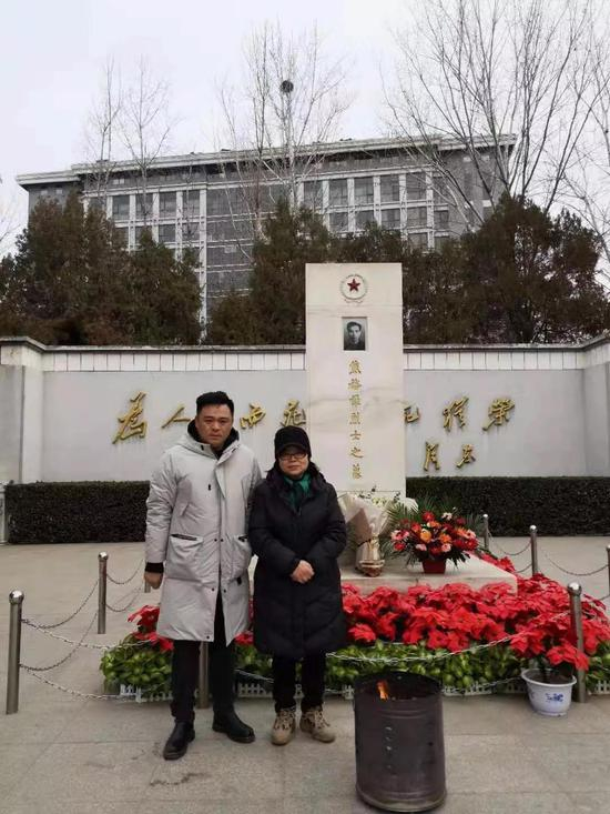 焦守云和儿子余音在焦裕禄的墓碑前 焦守云提供