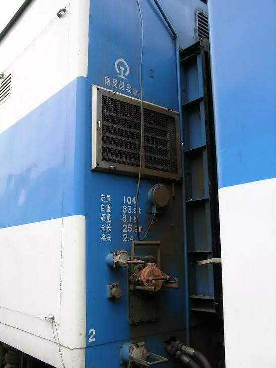  图为DMU型内燃双层动车组车端，标明了车辆配属及一系列技术参数