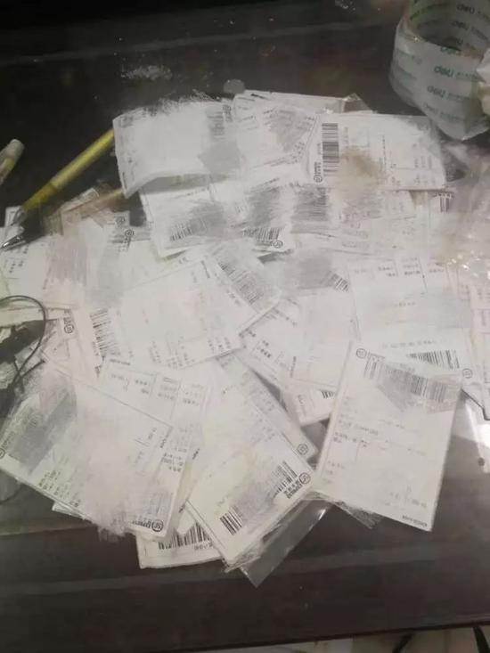 （房间的桌上摆满了订货的快递单）