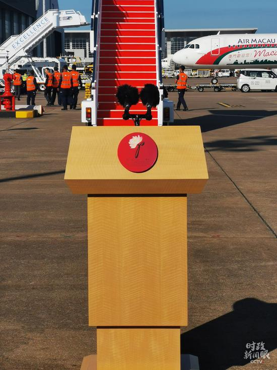  △习近平发表讲话的讲话台。（央视记者张晓鹏拍摄）