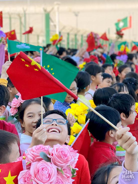  △花团锦簇，笑容绚烂，孩子们期待习主席的到来。（国广记者李晋、央视记者郁振一拍摄）