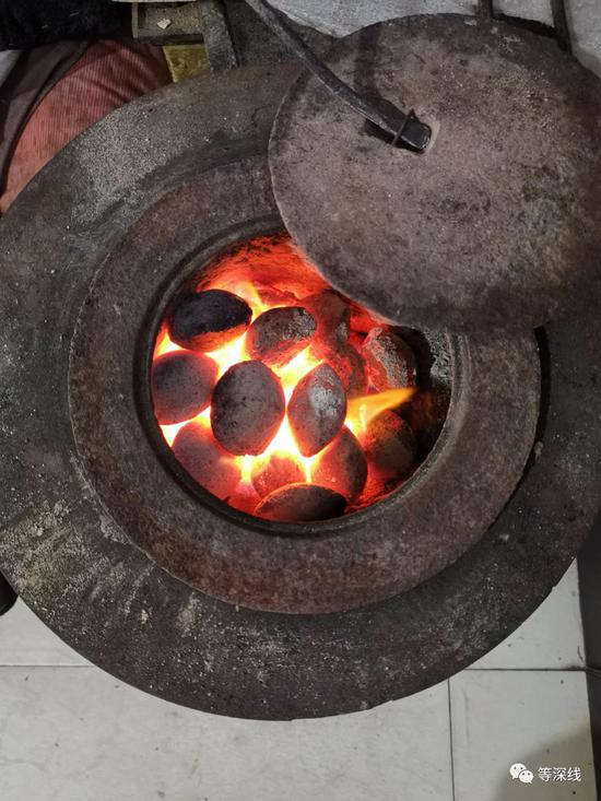  唐山开平区村民使用原有的炉子烧洁净型煤 &nbsp;《等深线》记者 &nbsp;万笑天 &nbsp;摄影