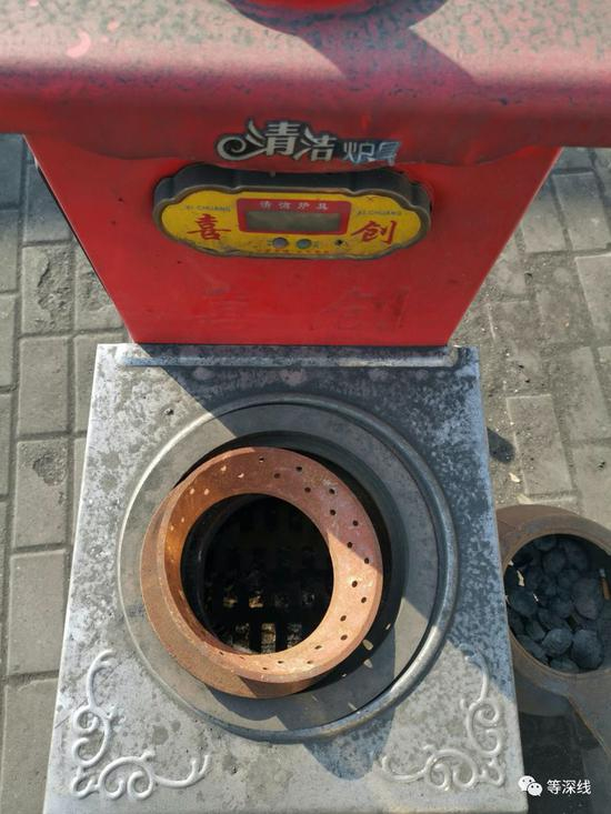  沧州沧县一家型煤企业里放置的一种清洁炉具 &nbsp;&nbsp;《等深线》记者 &nbsp;万笑天 &nbsp;摄影