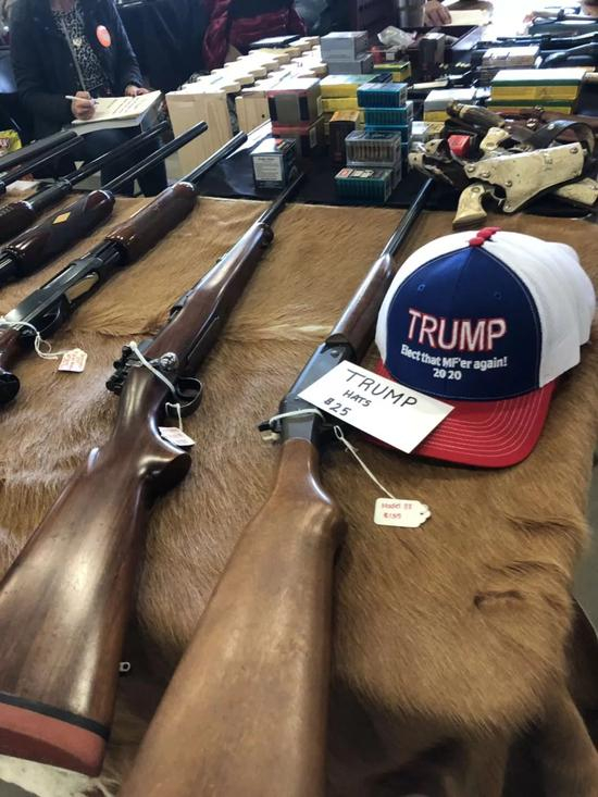 （塔尔萨枪展摊位上摆放着特朗普竞选连任的棒球帽 摄影：刘立伟）