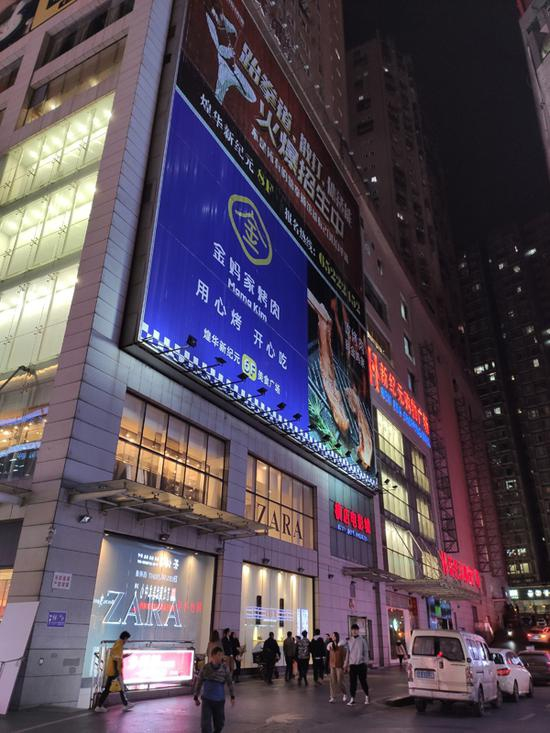  自杀者李某就是从这栋楼跳下来的，楼下是一条行人和车辆的双重过道。