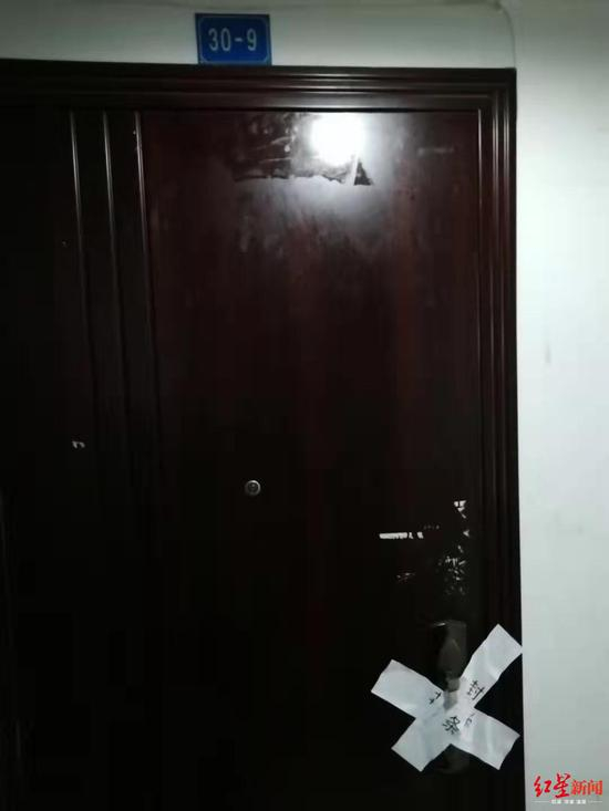 ▲跳楼男子入住房间已被贴上封条
