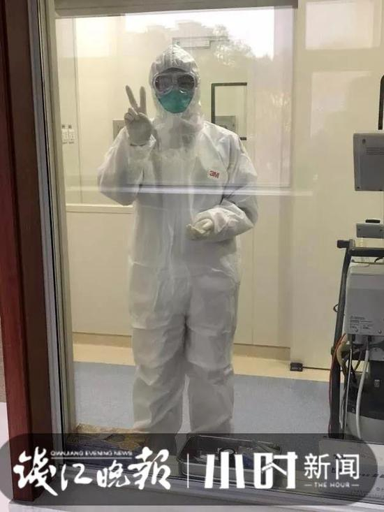 感染科医生比出胜利手势