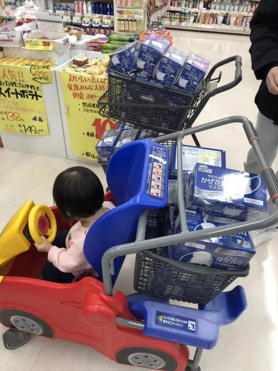 陈丹的朋友圈里，做代购的朋友带着孩子一起去买口罩。