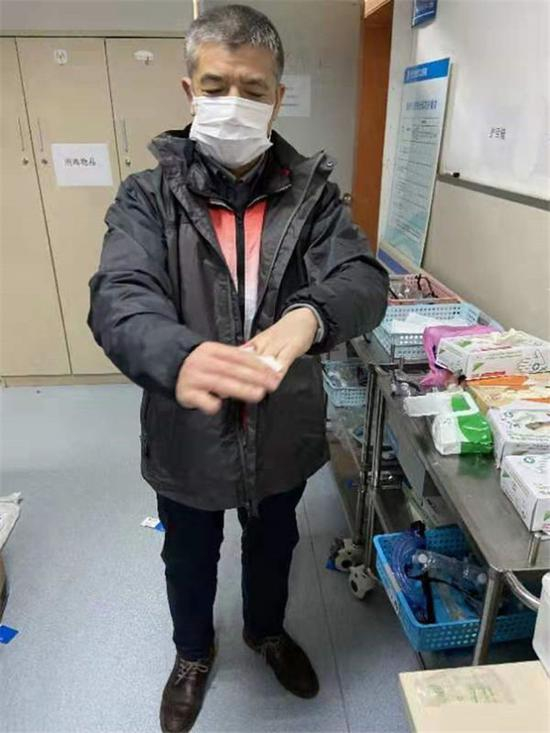 南方医科大学南方医院肝脏肿瘤中心主任、广东省首批支援湖北疫情防控医疗队队长郭亚兵给医护人员做细节示范（资料照片）。新华社发