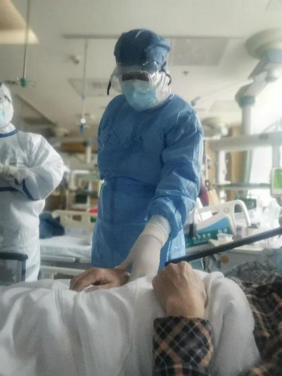  ▲仝小林院士在武汉抗疫一线。