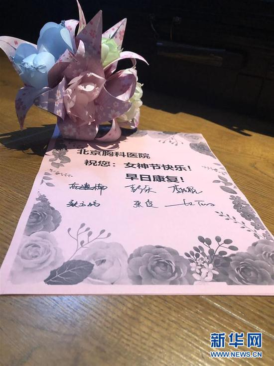 3月5日，在武汉协和医院西院区，来自北京胸科医院的6名年轻女护士牺牲休息时间，精心制作“百合花”和“芙蓉花”，送给她们悉心护理的女病患们，提前与她们一起共度妇女节。新华社发