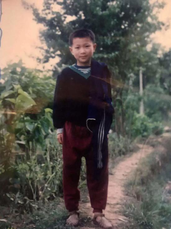  2003年“非典”时，在家门口玩耍的弋坤。