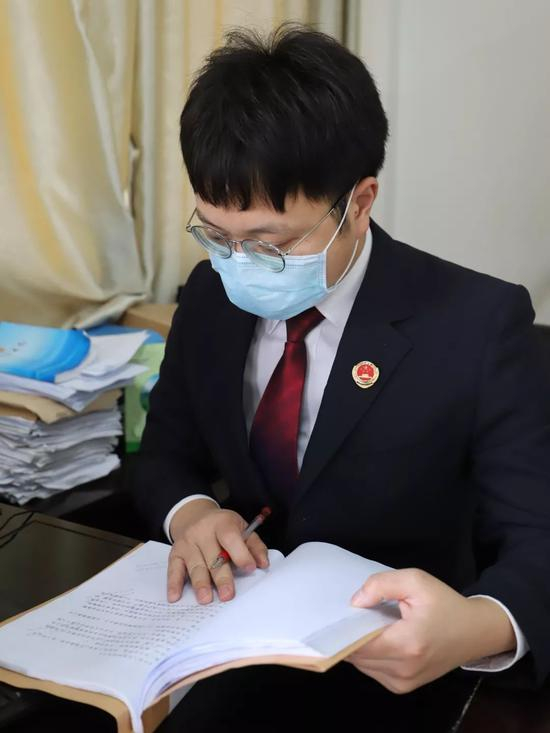  2020年，弋坤在审阅涉疫刑事案件卷宗。