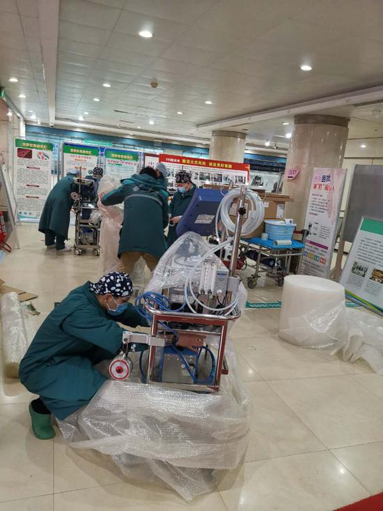 转运之前，某医院工作人员正在加紧检查即将捐赠给湖北的ECMO。&nbsp; &nbsp;中央指导组物资保障组供图