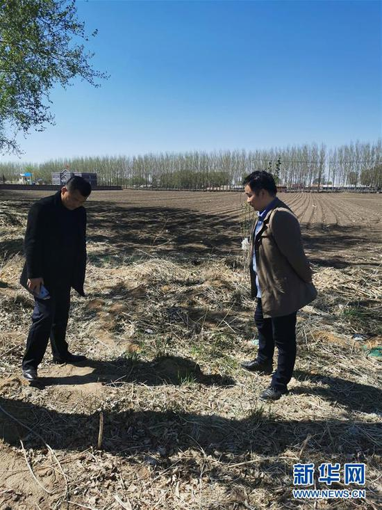 5月4日，吉林省长春市农安县开安镇副镇长李文政（右）在村里和老乡商量春耕事宜。 新华社发