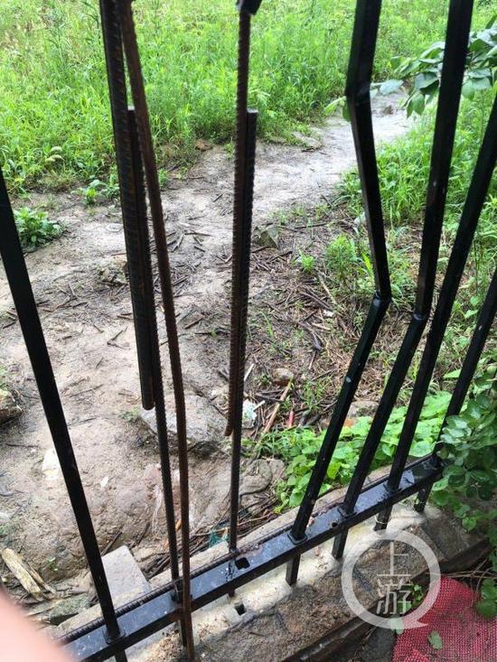▲事发后,王严军发现学校围栏已破损很久,学生出去并不困难。受访者供图