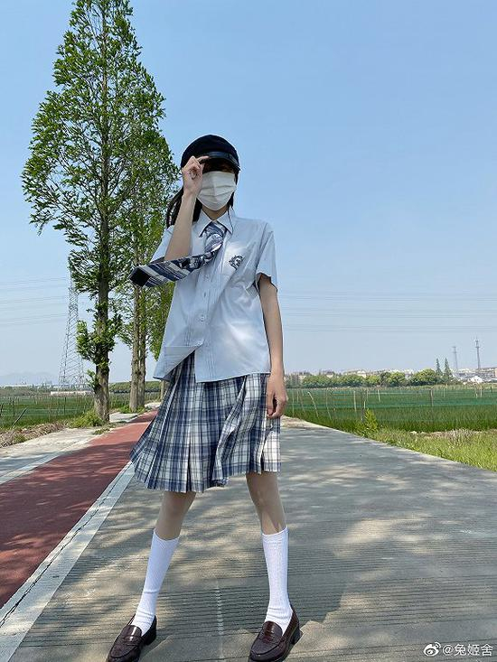 4月18日晚，兔缝缝（原兔姬舍）的温柔一刀裙上架25分钟销量达到30万 图片来源：兔缝缝