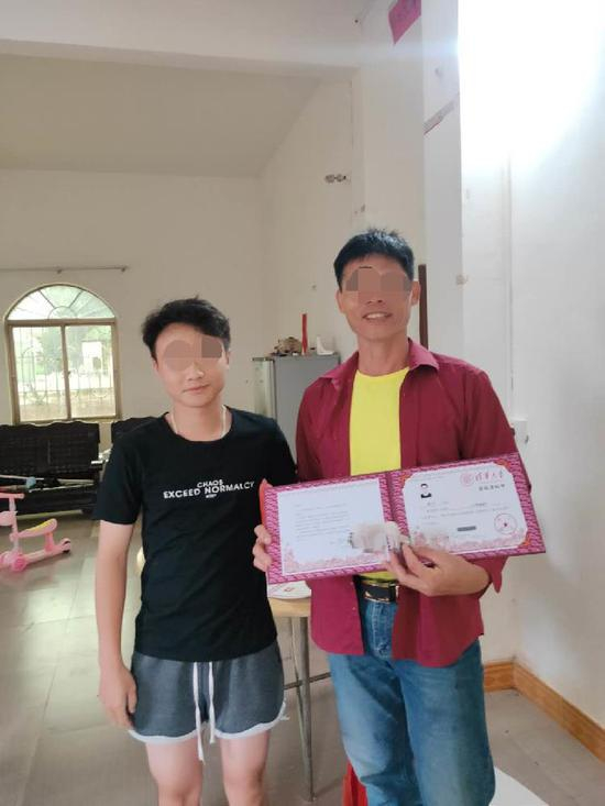 ▲曹某山拿着伪造的录取通知书与人合影。图片来自网络。