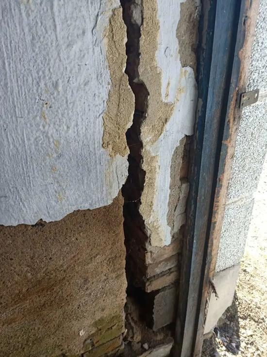  ▲8月22日，荣华村西侧，一栋房屋开裂严重。受访者供图