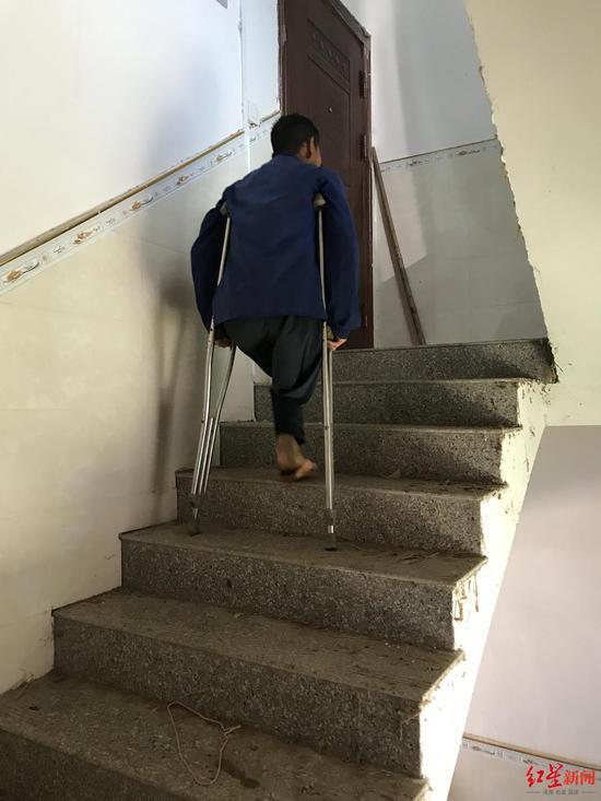 　　▲范家发用一条腿支撑家里的生活。