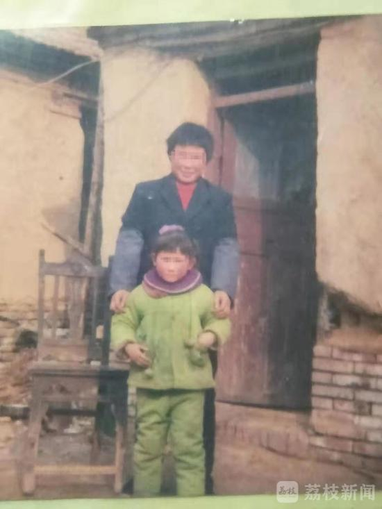 （方某洋幼年时与母亲合照）