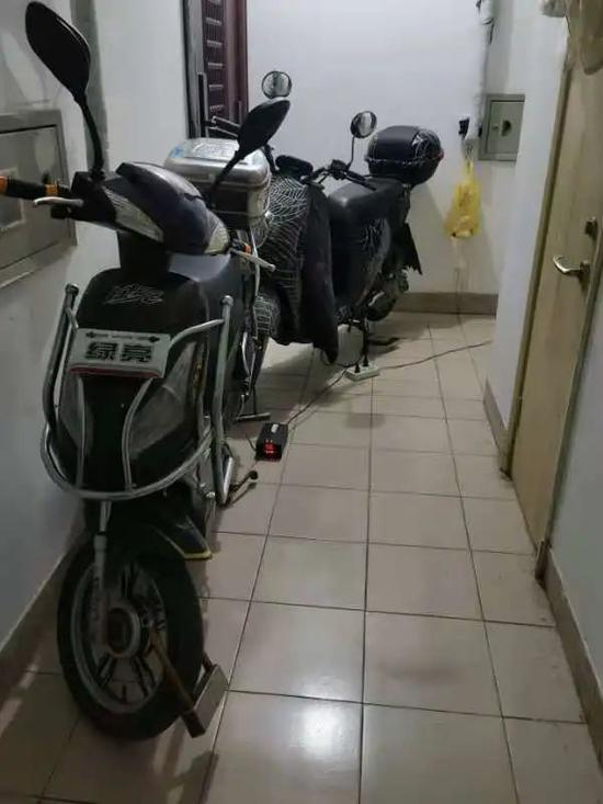  居民在楼道里拉电线充电