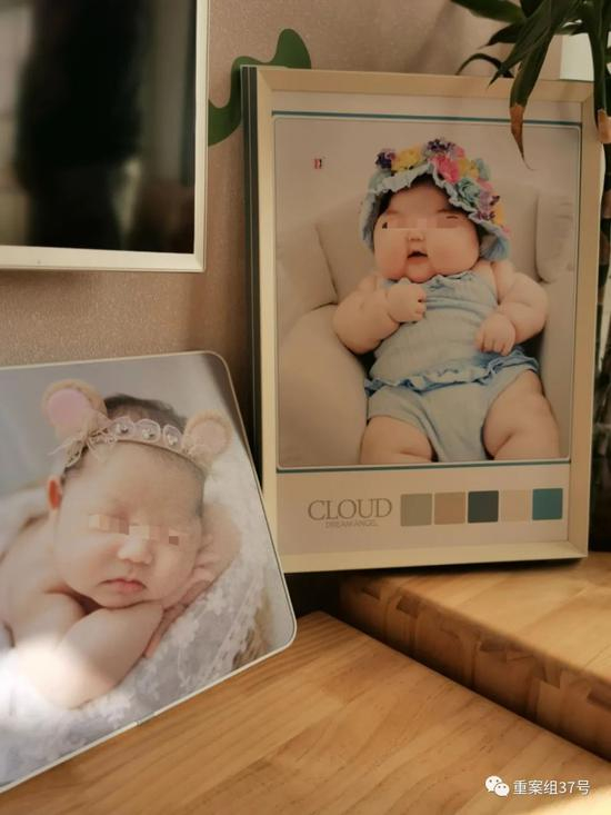 ▲柚子满月时的照片与10个月时的照片对比 。新京报记者 王瑞文 摄