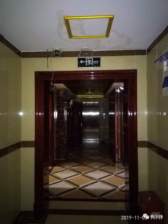 6楼的电梯出口，天花板的鎏金装饰，墙壁或立柱用带花纹的浅色大理石或黑色花岗石包裹，镶嵌花纹地板，与客房区域相比，已经简化到很含蓄的地步了。此通道的最大看点，是该通道进入客房区域后的双开门上方，有一个摄像头——任一从此门出去的客人，都能拍到正脸。&nbsp;&nbsp;《等深线》记者&nbsp;程维 摄
