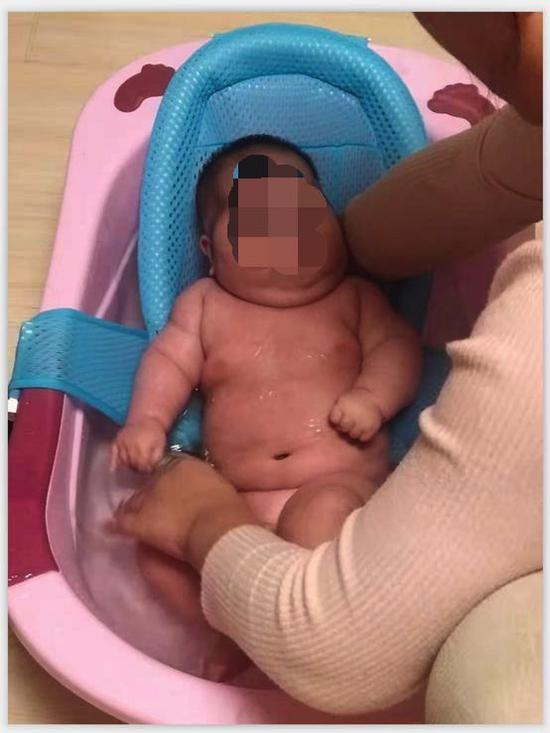  青岛“大头娃娃”案例 图片来源：每日经济新闻