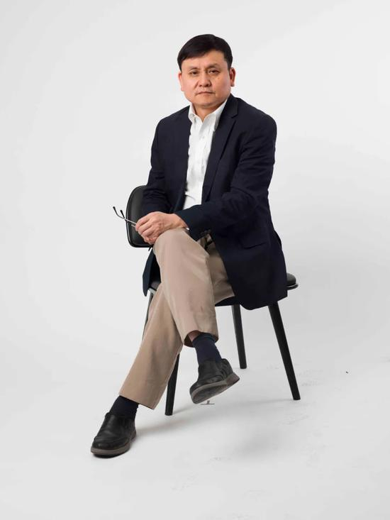  张文宏 1969年生于浙江瑞安，1987年考入上海医科大学，1993年进入华山医院感染科。教授，博士生导师，复旦大学附属华山医院感染科主任，上海市新冠肺炎医疗救治专家组组长，全国抗击新冠肺炎疫情先进个人。摄影/殷立勤