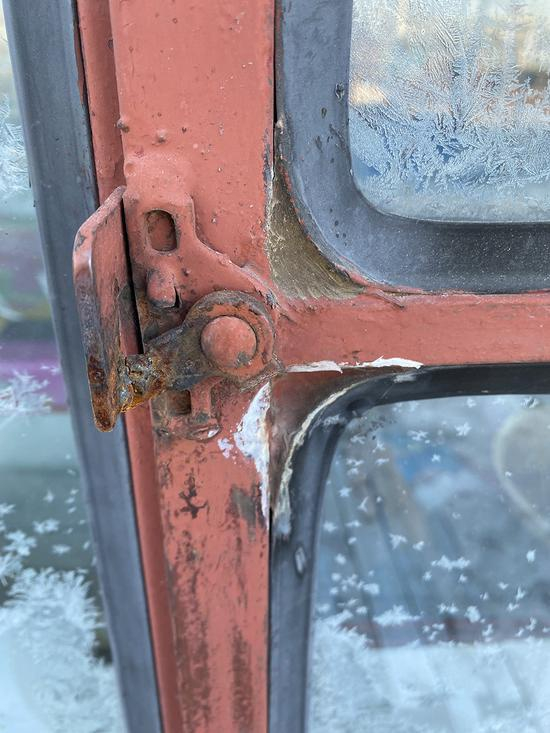 窗户扳手与挡板的地方被张建德用电焊焊死。 澎湃新闻记者 黄霁洁 图