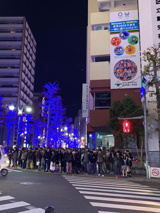 平安夜等待过马路的东京民众。 澎湃新闻记者 王昕然 图（摄于2019年）