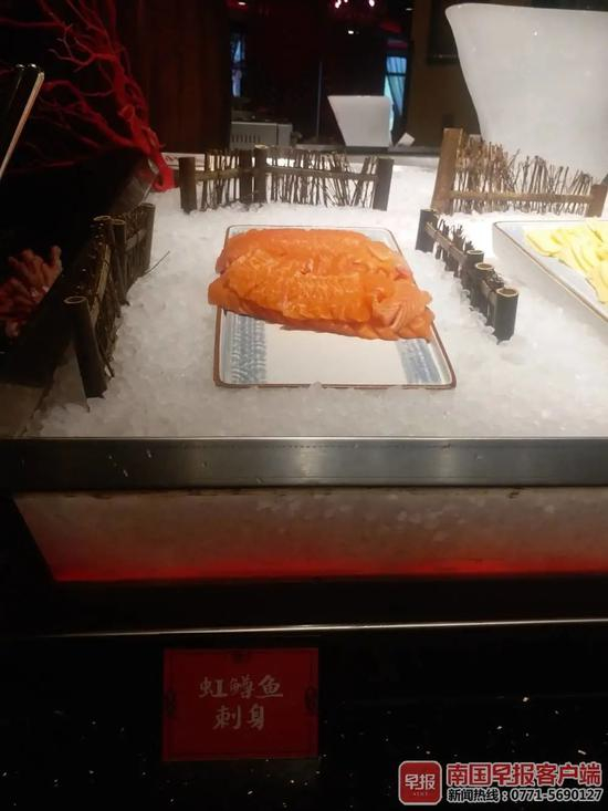  店内摆放刺身的地方标注了“虹鳟鱼刺身”。