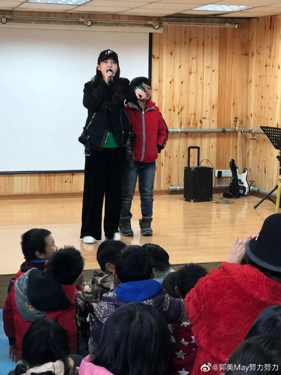 ·2020年元旦，郭美美在孤儿院唱歌。