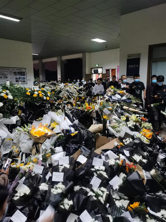 群众悼念大厅外，十多米长的花墙层层叠叠。