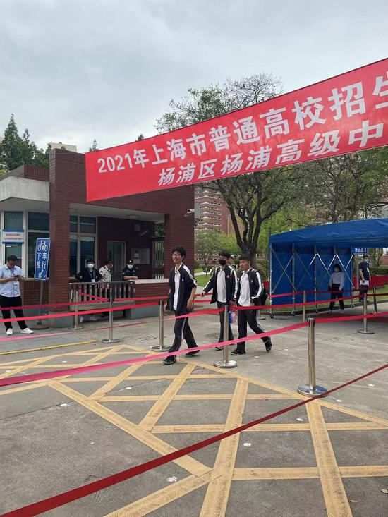  盛子懿和朋友们走出考场