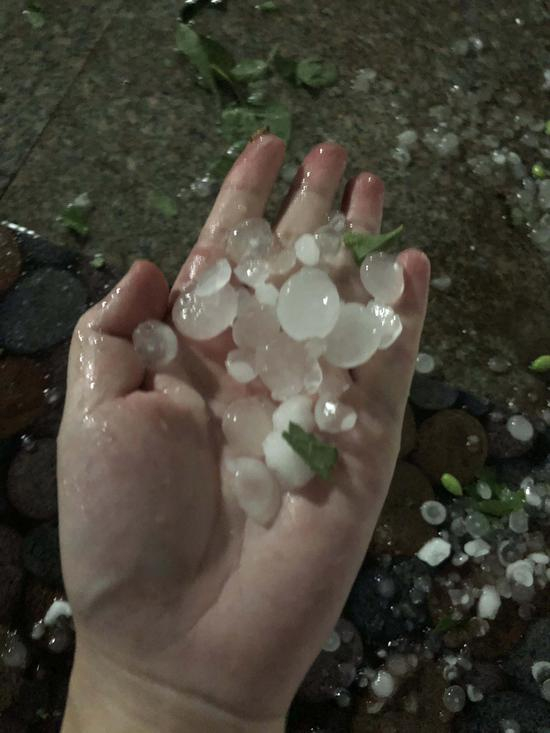 北京昌平落下小冰雹