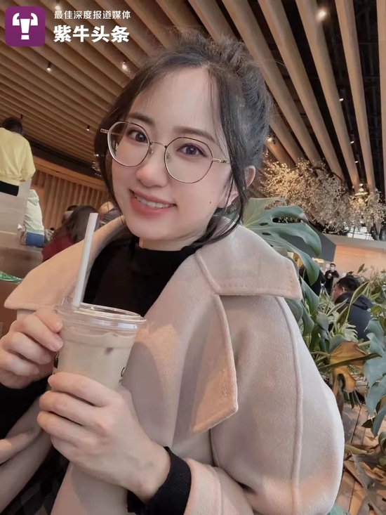 戴着眼镜笑容可爱的尼莫