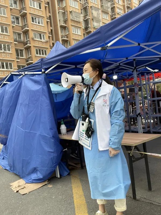 图说：浦东新区惠南镇建欣苑居民区党支部书记杜小燕。受访者供图（下同）