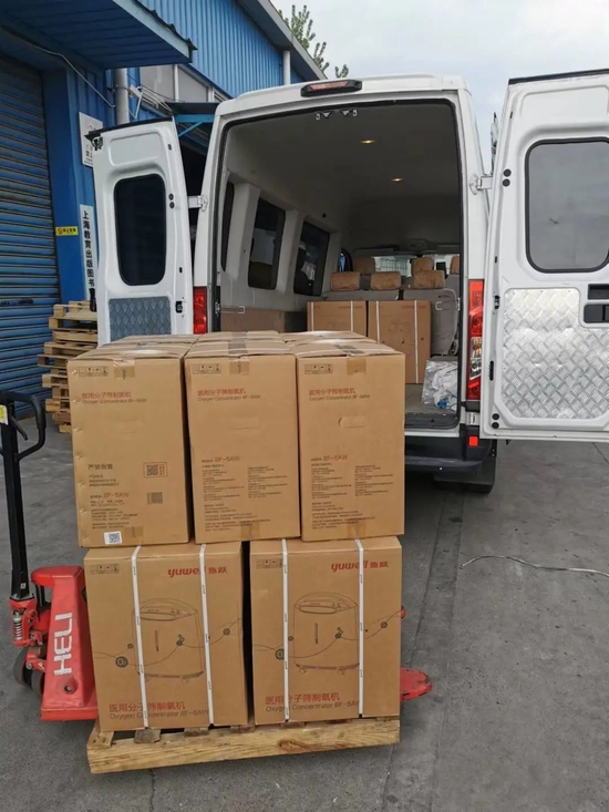 在仓库提取制氧机（受访者供图）