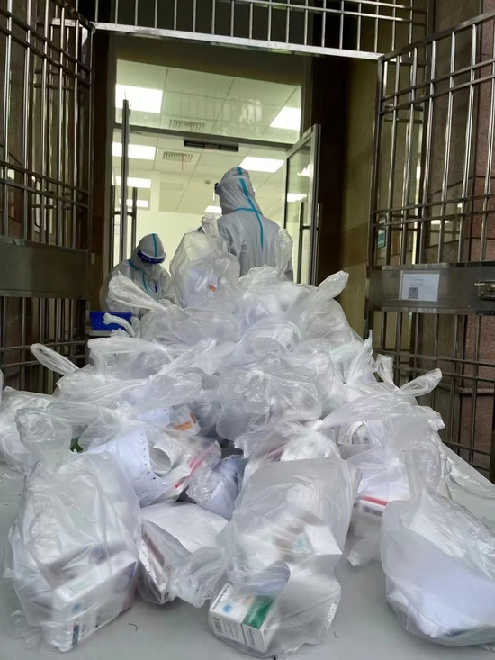 水清一村志愿者们去医院帮居民配药中