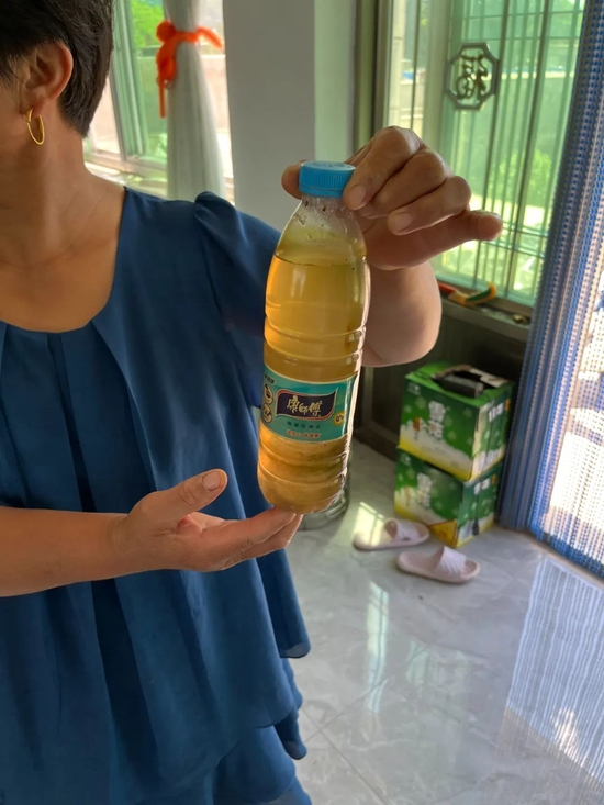  村民展示南票区方隆浮选剂厂污染证据。