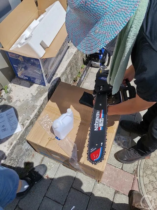 　·“老福”组装的第一把油锯。图片来源：上游新闻。