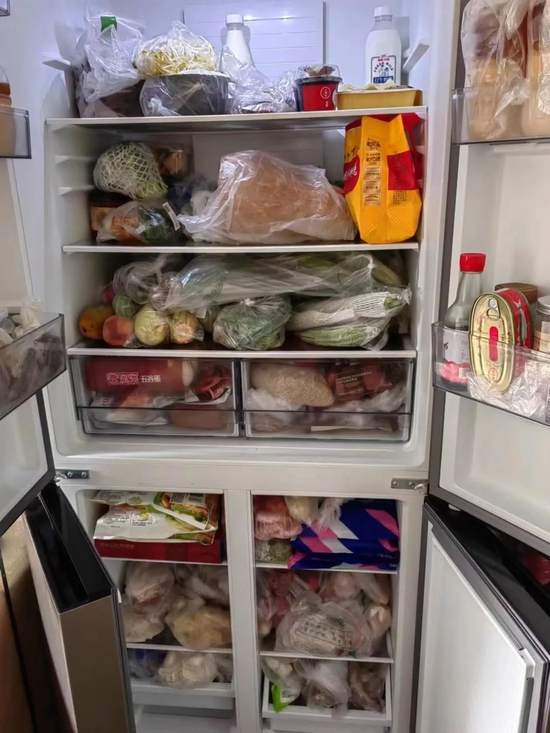 刘女士囤货当晚的冰箱（受访者供图）