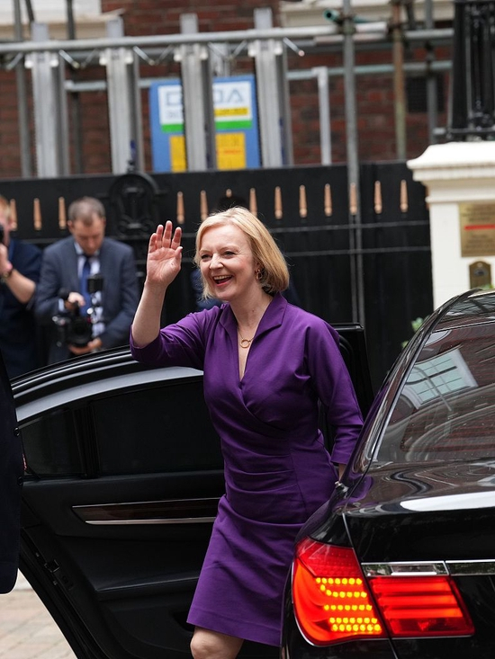 当地时间2022年9月5日，英国伦敦，英国保守党党首、即将上任的首相利兹·特拉斯（右）抵达位于英国伦敦的保守党总部。 人民视觉&nbsp; 图