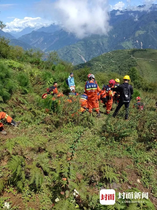 救援人员正在搜救甘宇