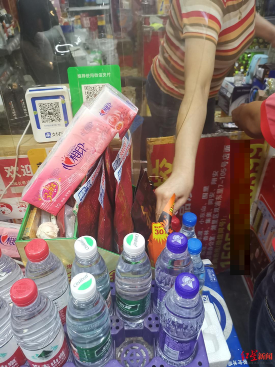  ↑在临近轮渡码头的大同路一杂食店，店主出示其售卖的槟榔